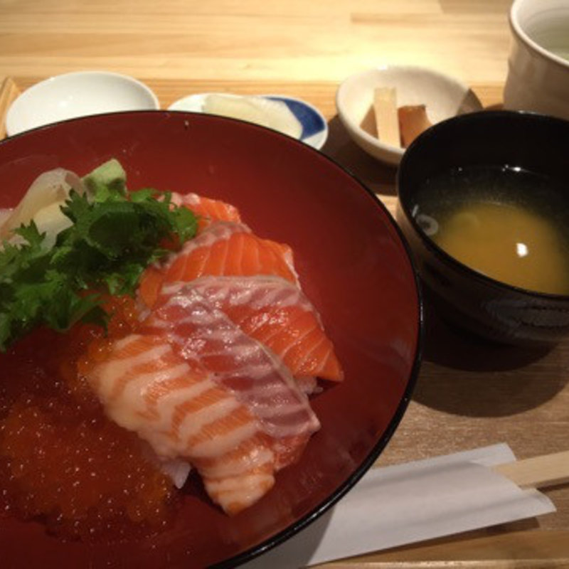 サーモンといくらの親子丼(魚河岸千両紀尾井町)