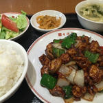 鳥肉と中国味噌炒め（醤爆鶏丁） (香港亭 赤坂店)