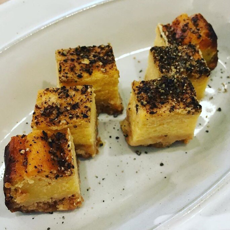 黒胡椒とパルメザンチーズのブロックチーズケーキ(STARR CURRY AND CAFE)