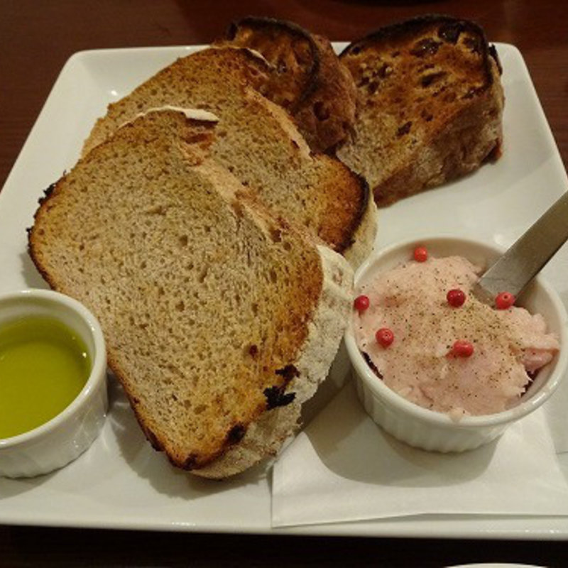 生ハムペースト・ライ麦パン添え(ワイン家 Solish)