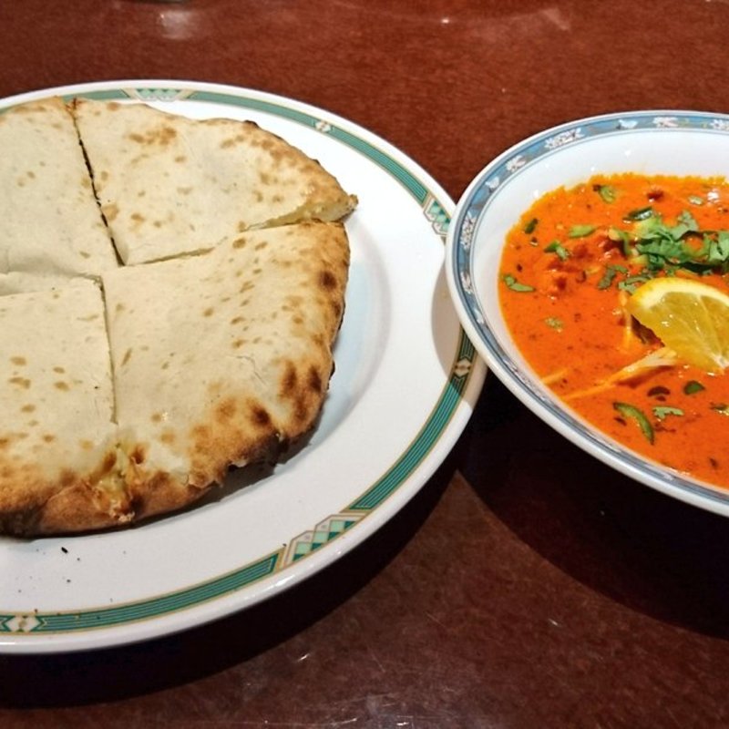 まるやかなクリーミーバターチキンカレー（ナン、サフランライス、サラダ）(カーンケバブビリヤニ （Khan kebab biryani）)