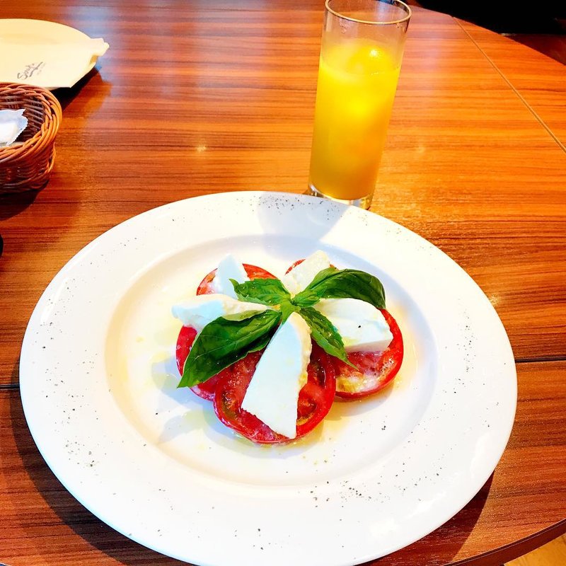 モッツアレラ トマト＆バジルを添えて(セラフィーナ ニューヨーク 丸の内店 （Serafina NEW YORK）)