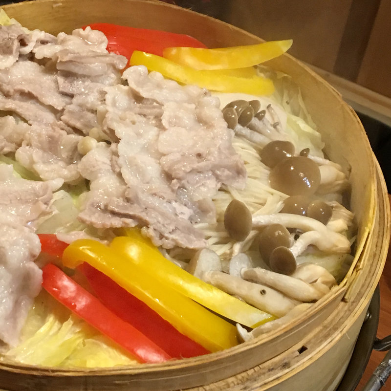北海道産神威豚のせいろ鍋(肉屋次郎  新橋店)