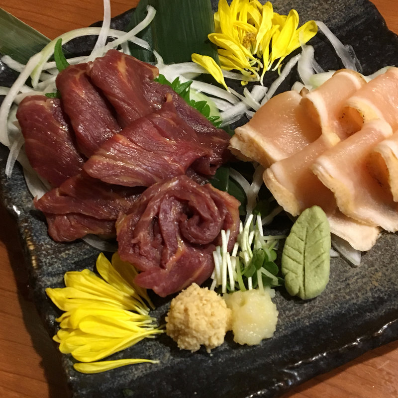 霜降り馬刺し✖︎鶏の刺身(肉屋次郎  新橋店)