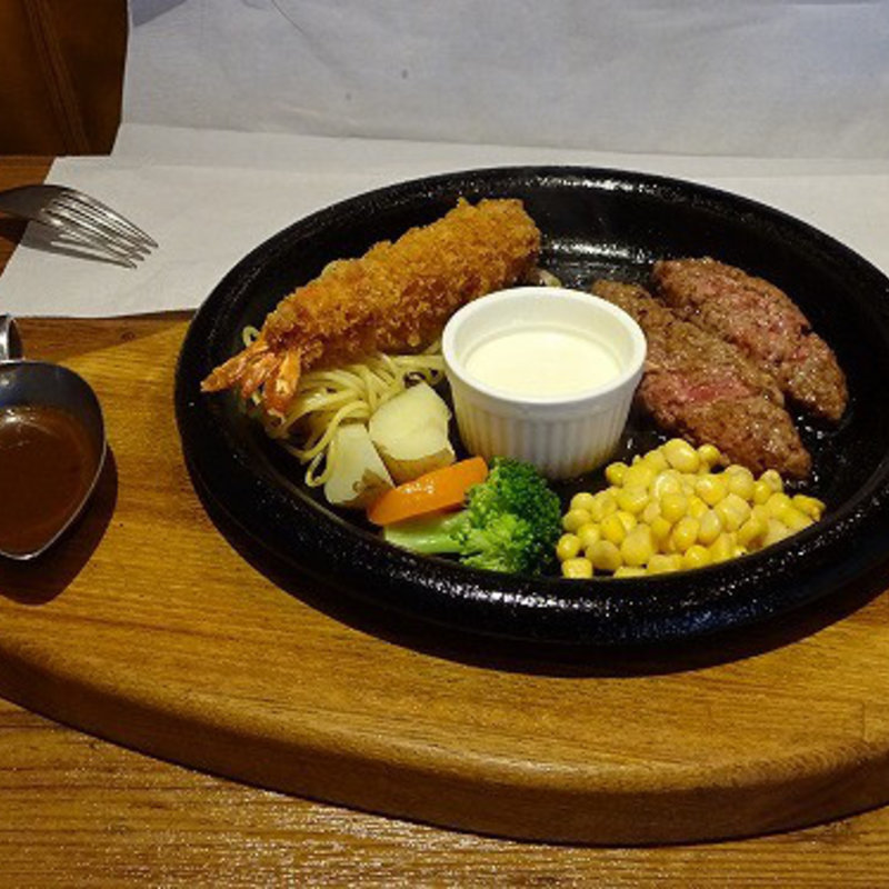 ハンバーグ　100g　サクサクエビフライ (グリルアラベル 横浜本店)