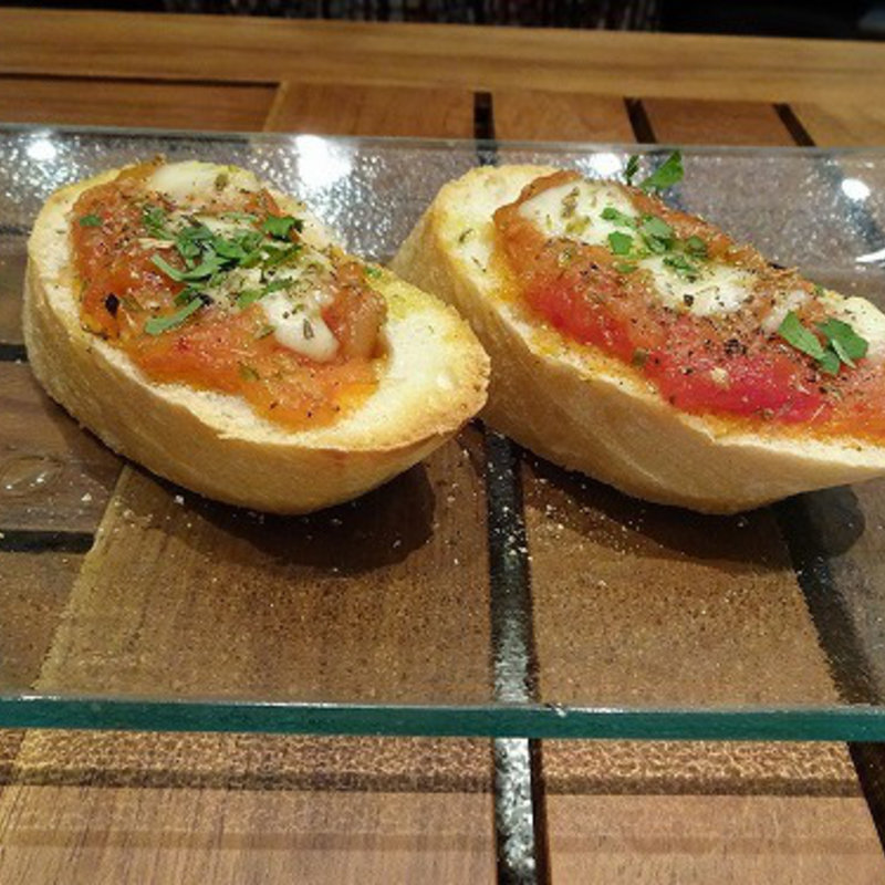 ナポリ風・モッツァレラ、アンチョビ、トマトソースのクロスティーニ (CAPRICCI)
