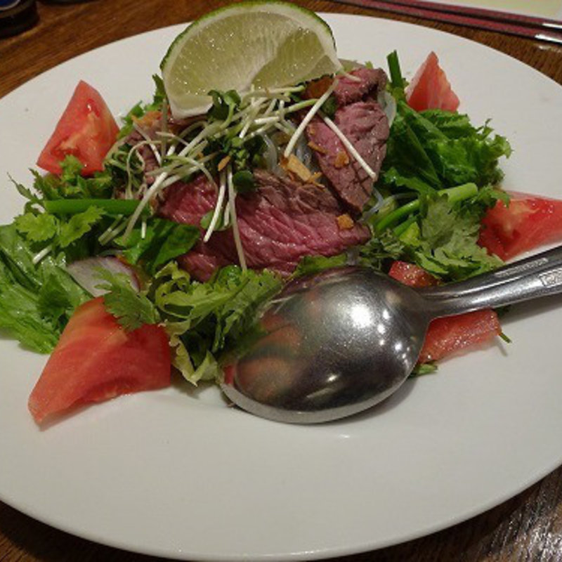 たっぷりパクチーの　タイ風スパイシービーフサラダ (ガーリック・ジョーズ クイーンズクスエア店 （GARLIC JO'S）)
