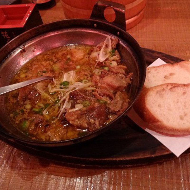 8時間煮込んだ牛すじ煮込み　バケット付き(海鮮食飲市場 マルカミ食堂 みなとみらい)