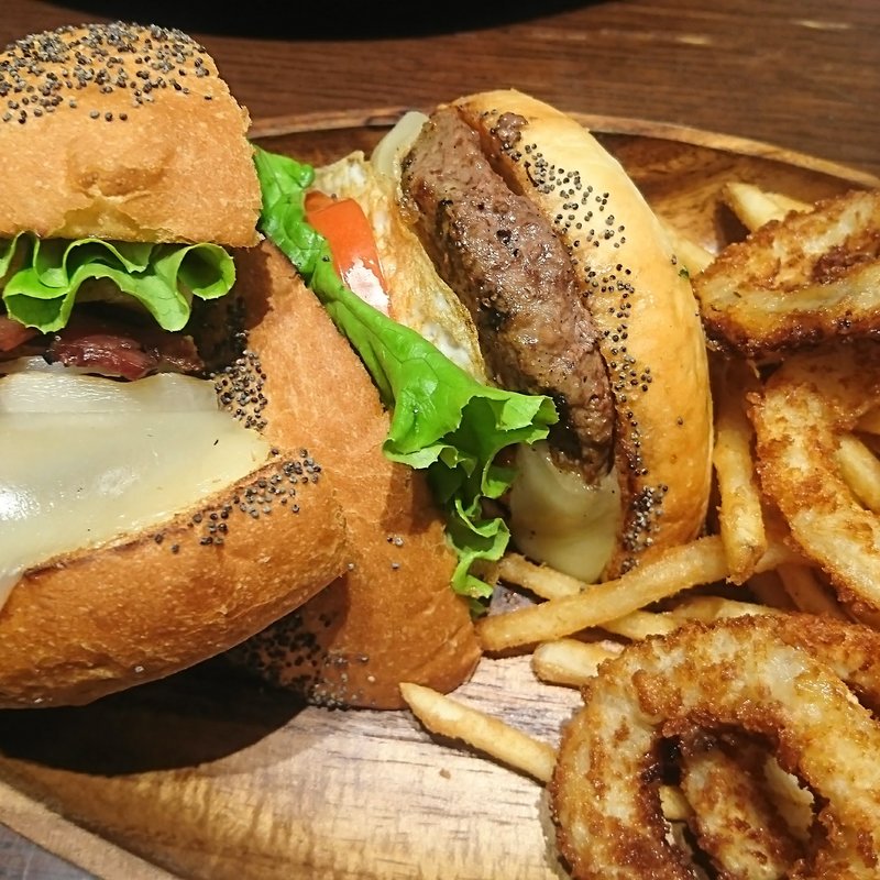 ベーコンエッグ厚切りモッツアレラバーガー(KUA`AINA)