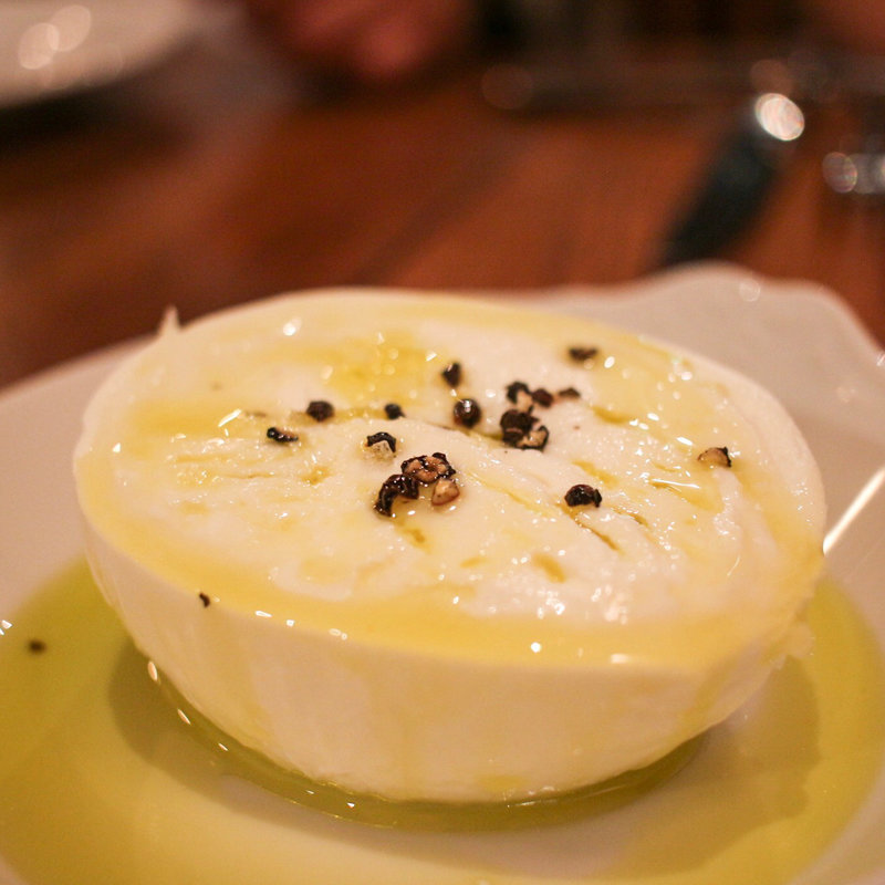 クリーミーモッツァレラと初搾りオリーブオイル(マルディグラ)