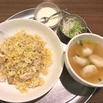 ネギ入り鶏肉炒飯＋水餃子(鑫隆楼)