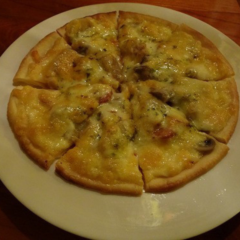 チョリソーとキノコのバジルピザ (浪曼房)