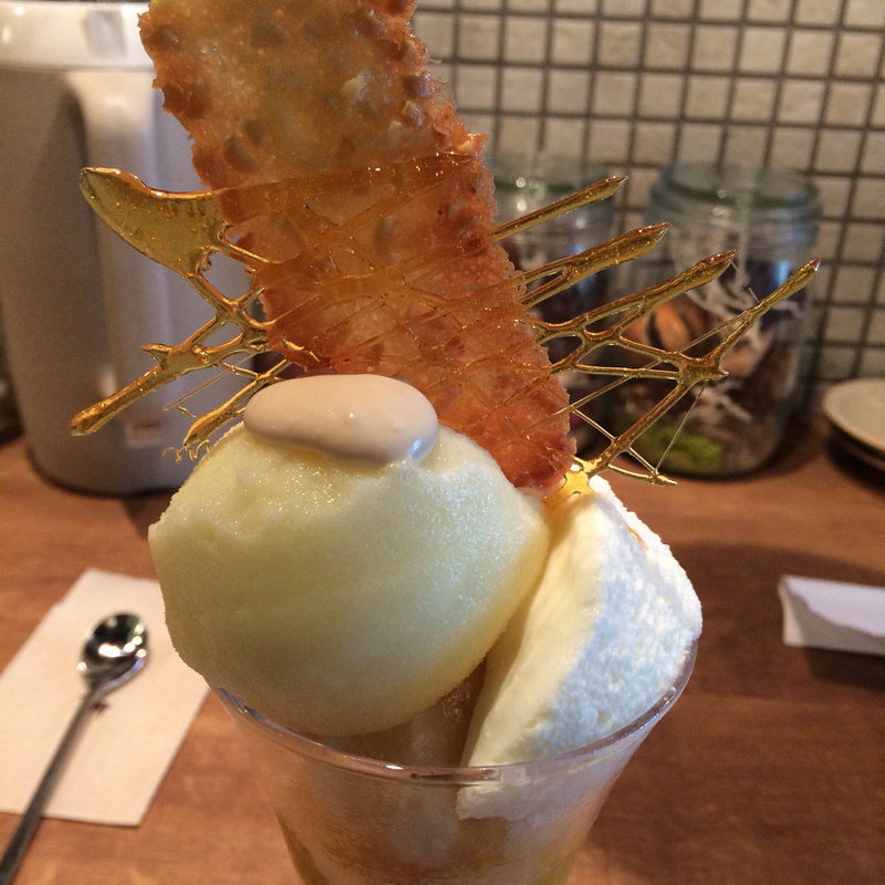 パイナップルと塩キャラメルのパフェ(六鹿)