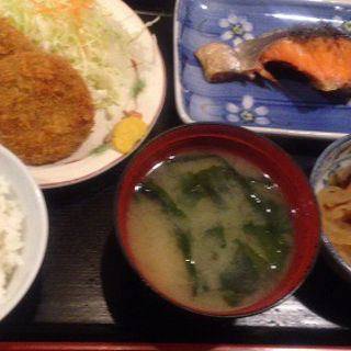 塩鮭とメンチカツ定食(千味レストラン)