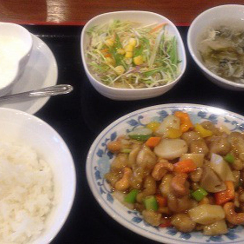 鶏肉のカシューナッツ炒めとサラダ (阿里城 晴海トリトン店)