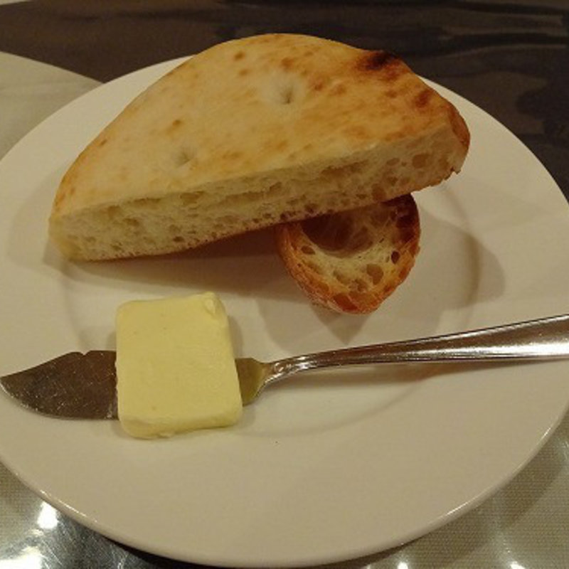 フォカッチャと、堅めなフランスパン(ビストロボナペティ 大宮店)