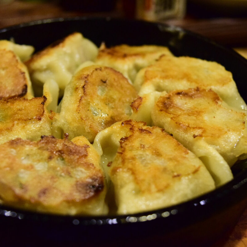 鉄なべ焼き餃子（1人前8個）(山桜)