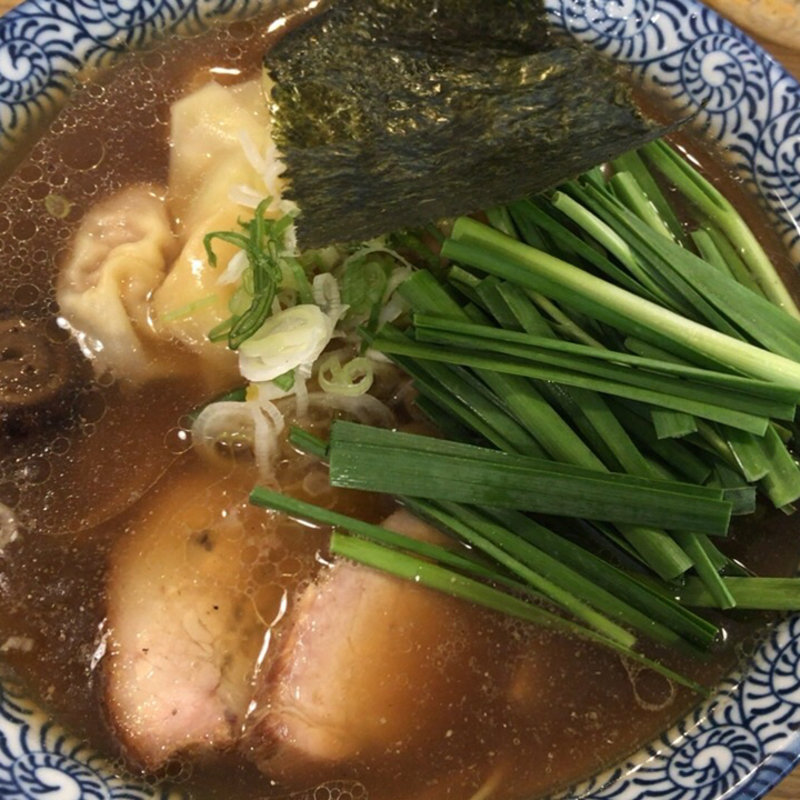 ワンタン麺(にらトッピング)(らーめん森や。)