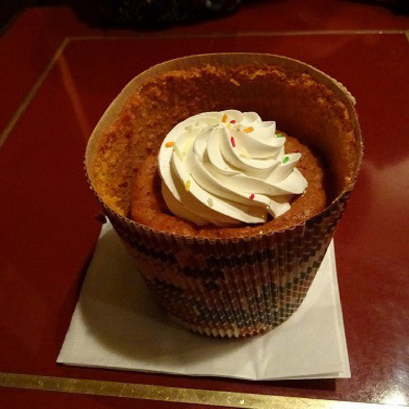 野菜のジャンボシフォン・トマト  ロイヤルミルクティーとのセット (サモアール ジョイナス本店)