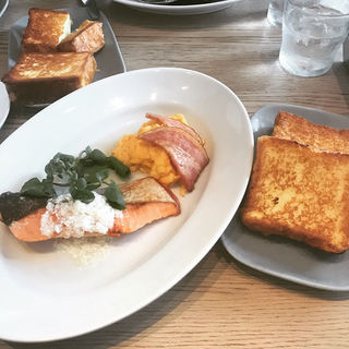 サーモンのグリル＋スクランブルエッグ(ブリオッシュフレンチトースト2枚付き)(マーサーブランチ)