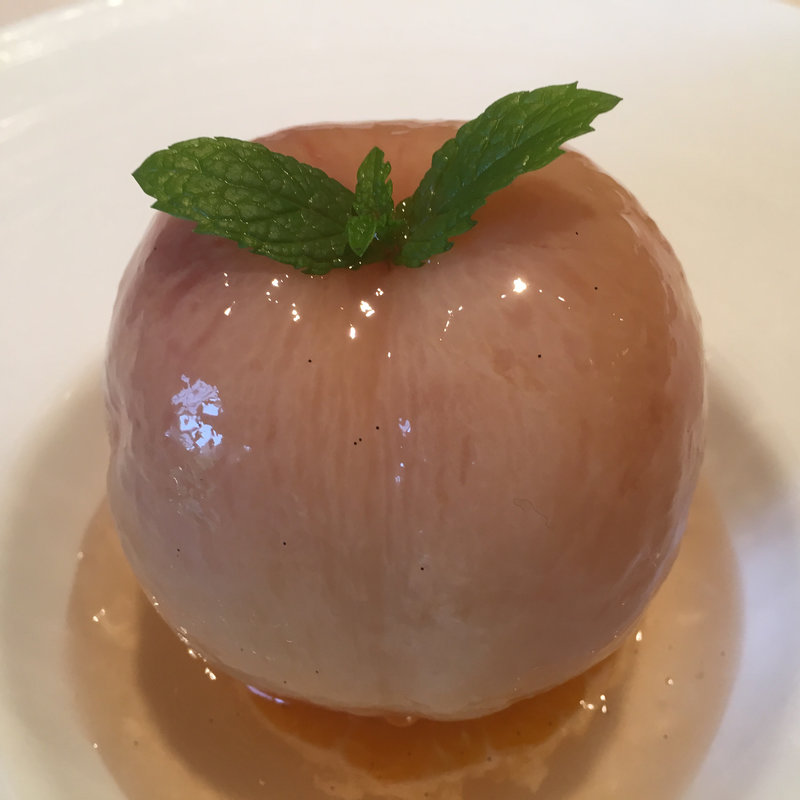 桃のコンポート、オレンジ添え。(ファンベック・ナオト （Finbec Naoto）)