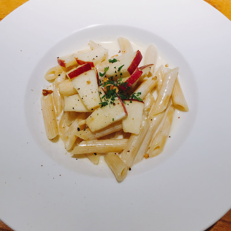  #ゴルゴンゾーラと4種のチーズのクリームペンネりんごとくるみ添え(ドディチ マッジョ)