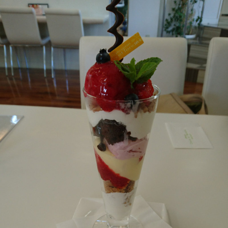 ラズベリーのパフェ(ドゥ・エ・タンドゥル 函館花園店)