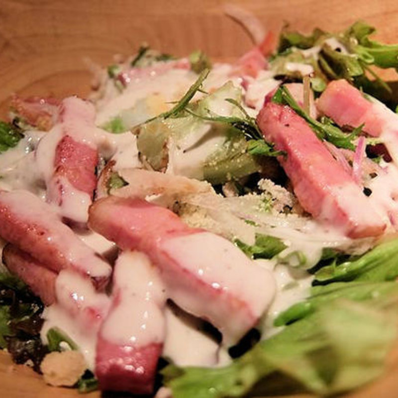 厚切りベーコンと温玉のシーザーサラダ(炭火グリル 孫三郎 かごまち店)