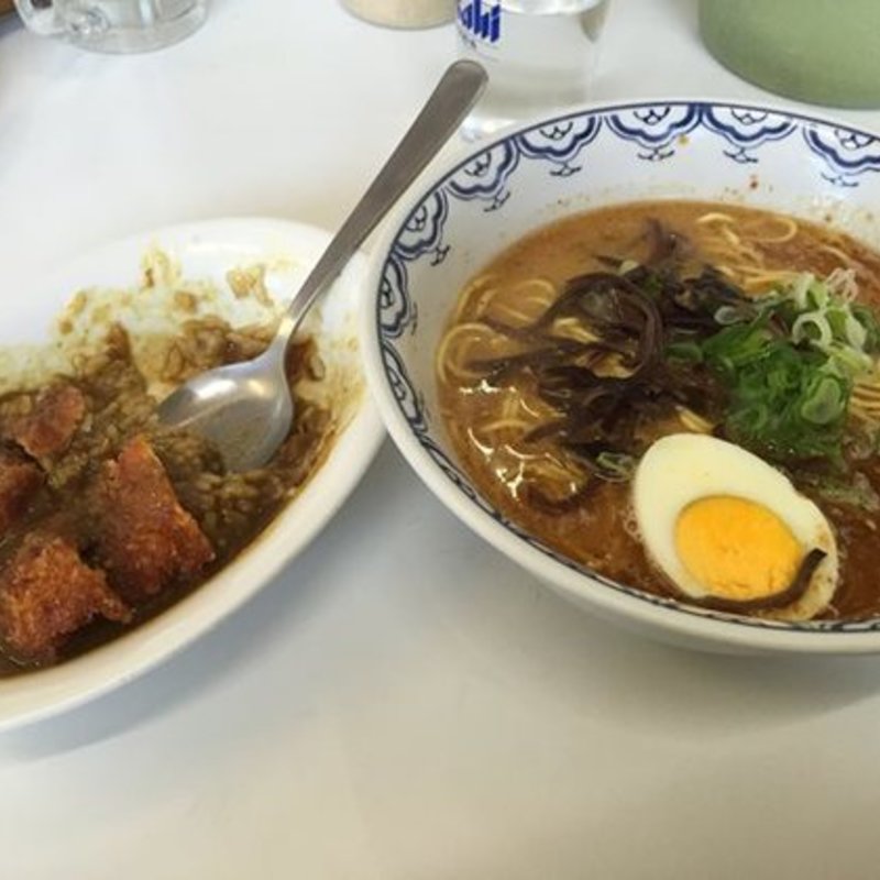 チキン勝カレーと豚骨○得ラーメン(天さん （カレーとラーメンの店）)