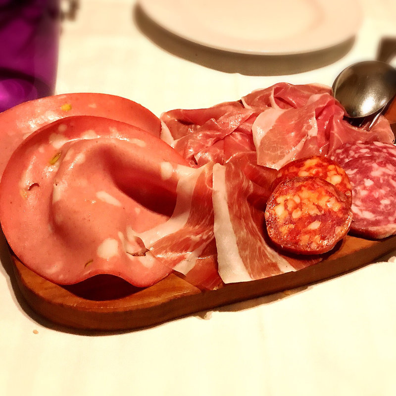 イタリア産ハムとサラミの盛り合わせ(イル ルポーネ)
