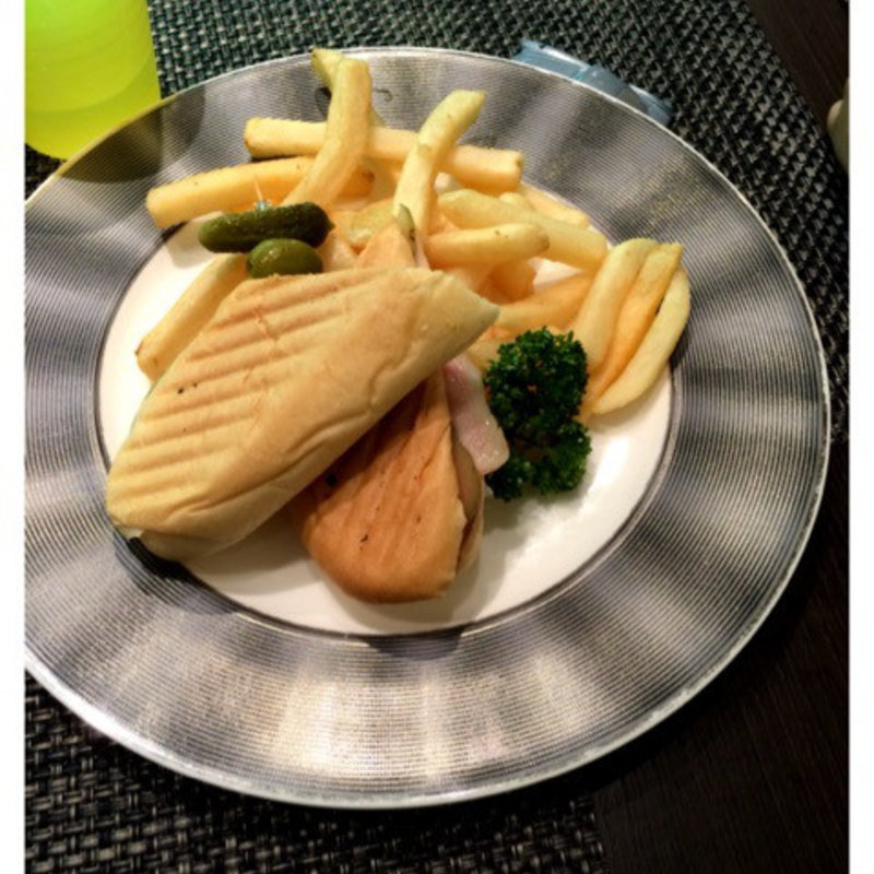 パニーニとフレンチトースト(オールデイダイニング リモネ)