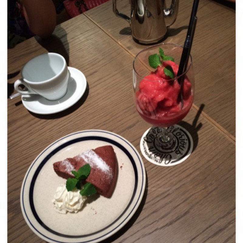 ケーキとスムージー(Glorious Chain Café Shinsaibashi)