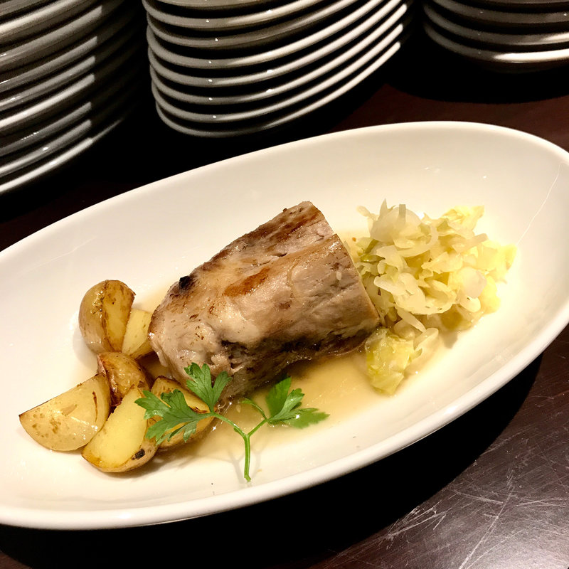 米沢豚ウデ肉のアイスバイン 自家製ザワークラウト添え(明治屋ワイン亭)