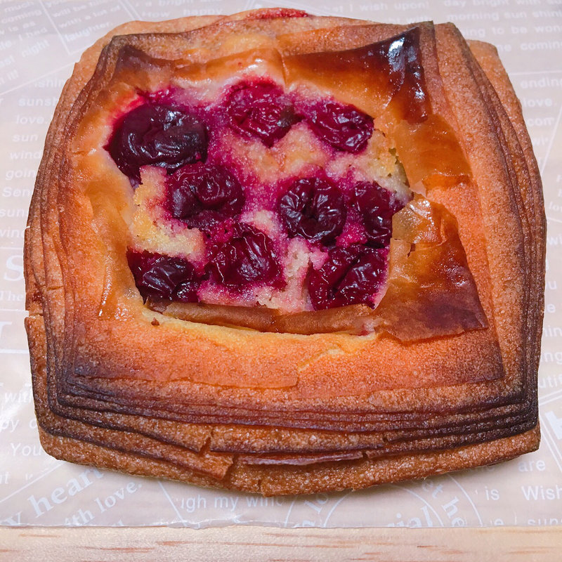 アメリカンチェリーのデニッシュ(Croix-Rousse （クロワ ルース）)