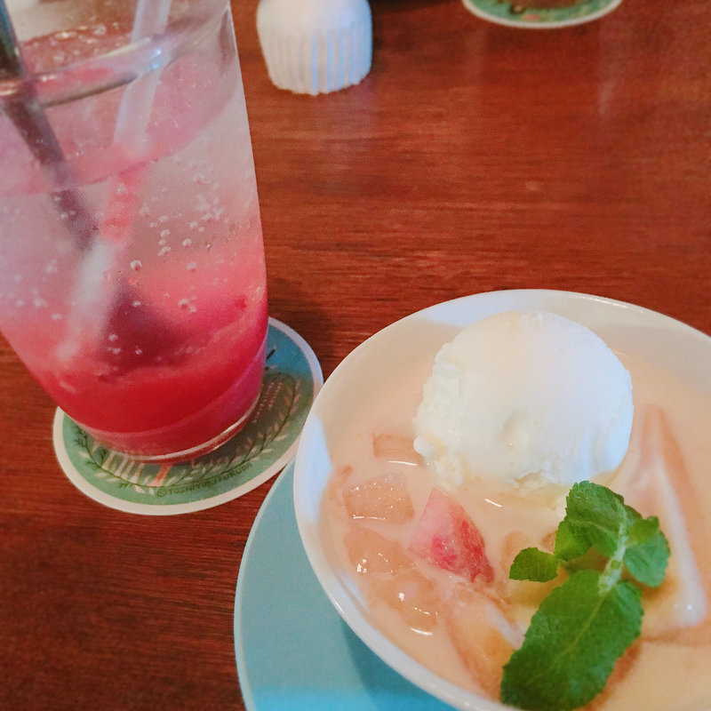 桃のぷりんとすももスカッシュ(カナカナ)