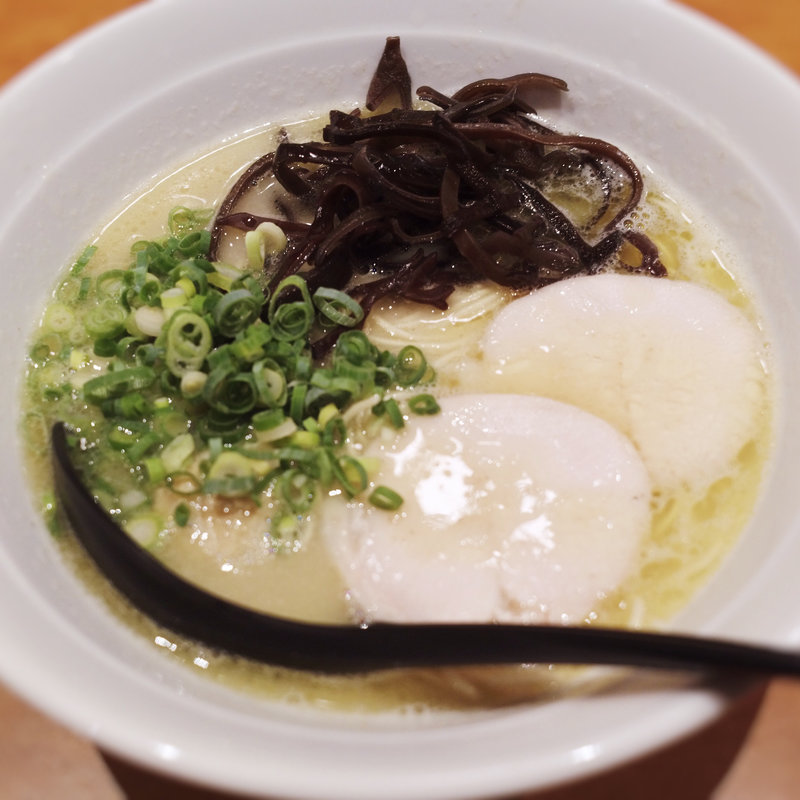 鶏麺・白(博多鶏煮込みらーめん TORORI)