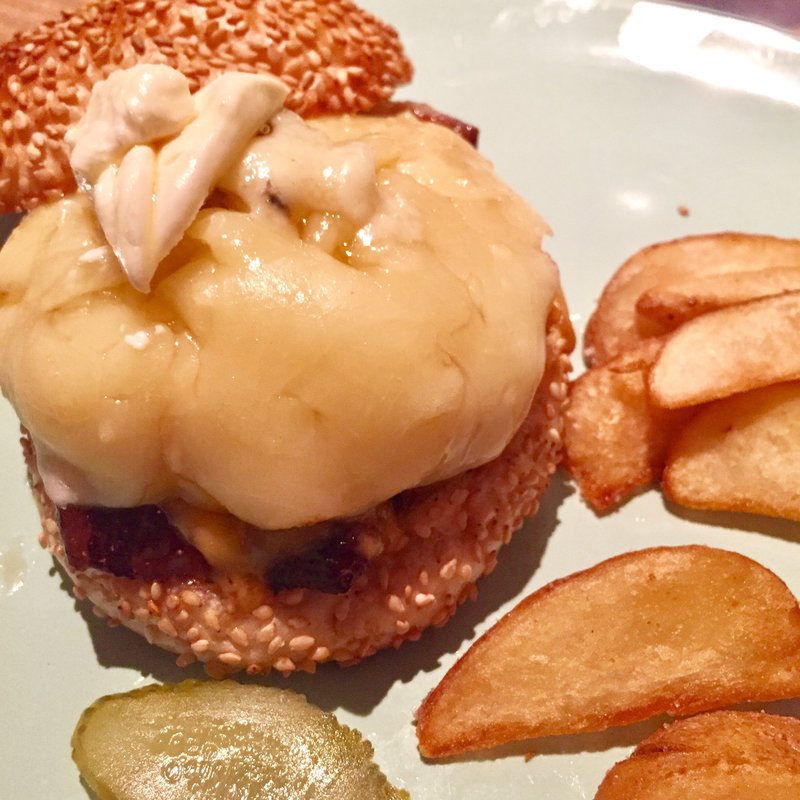 クワトロチーズベーコンバーガー(NICO&TOREJO CHIP WOOD HAMBURGER)