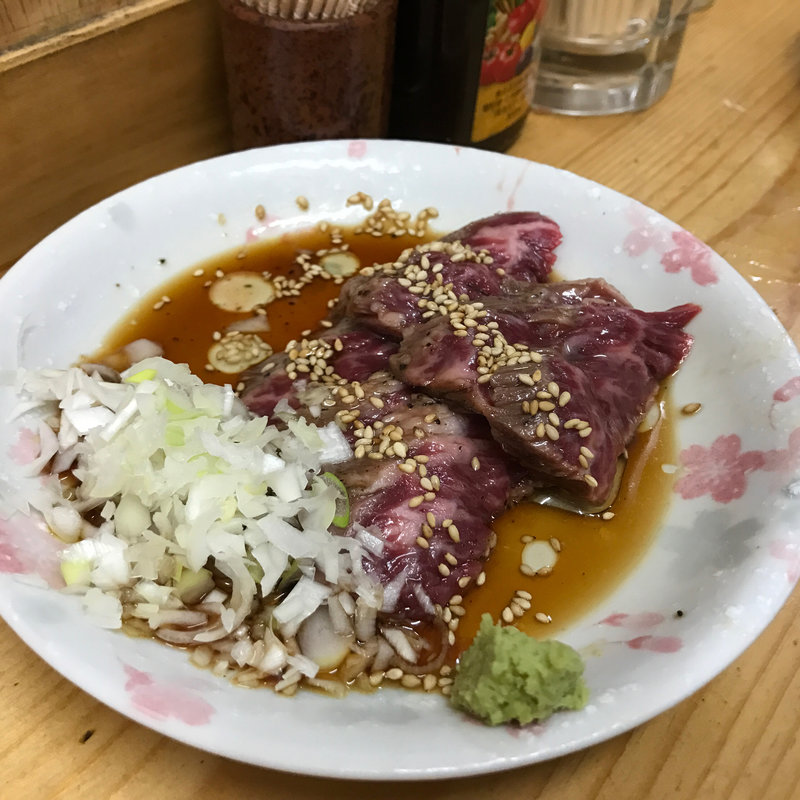 牛ハラミ刺し(もつ焼 でん 中目黒店)