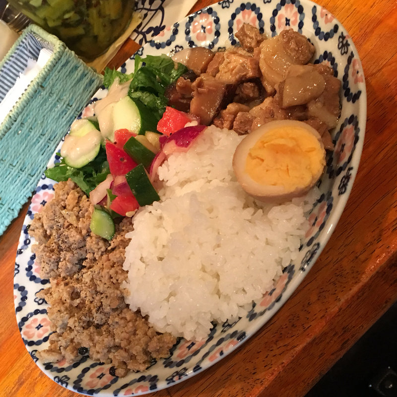 ブラックペッパー薫るキーマカレー（台湾の豚バラスパイス煮込みあいがけ）(サンラサー)
