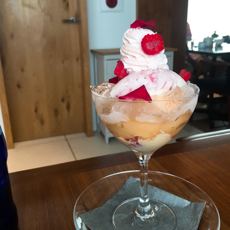 桃&ピンクシャンパンパフェ(グラッシェル 表参道店)