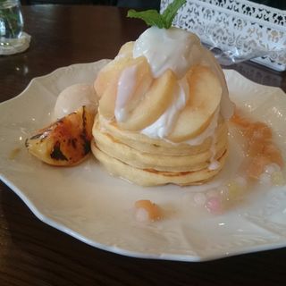 桃のパンケーキ(カフェ アンジェ)