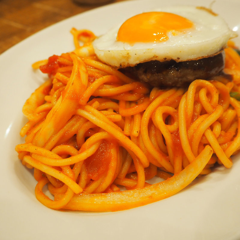 目玉焼きハンバーグ&ナポリタン(ハチ 仙台駅店 )