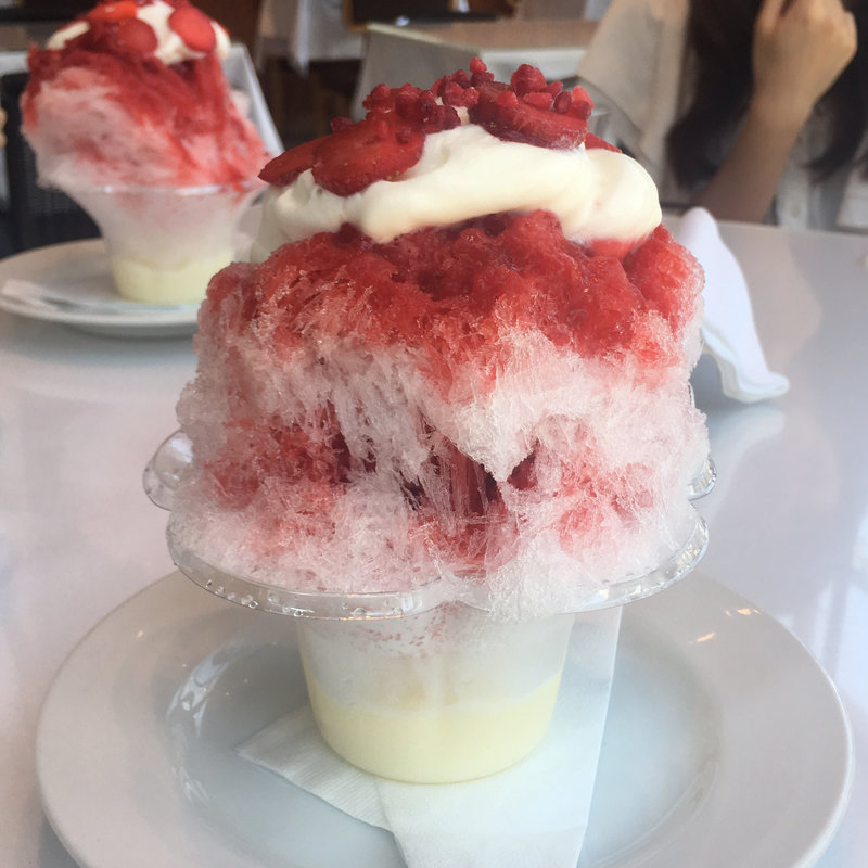 クラフトミルクエスプーマといちごの天然かき氷(muse osaka(ミュゼ　大阪))