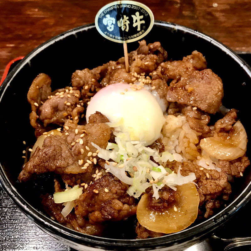 和牛カルビ丼 温玉子添え(劇場居酒屋 海のダイア 名古屋駅)