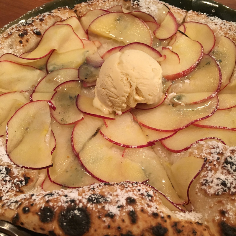 リンゴとゴルゴンゾーラのデザートピザ(パッツォディピッツァ！ギョウダ[PAZZO-DI-PIZZA!GYODA])