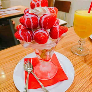 イチゴパフェ(ミキ フルーツカフェ)
