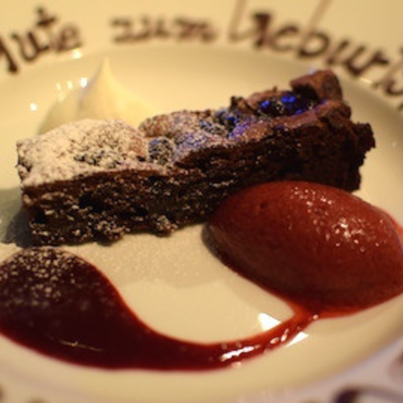 サクランボとチョコレートのクーヘン　カシスのソースと赤ワインでマリネしたフランボワーズのアイス(銀座ハプスブルク・ファイルヒェン)