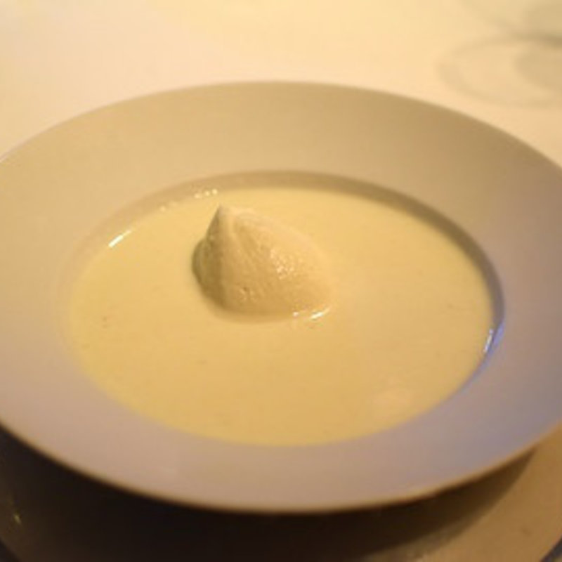 ピュアホワイトのポタージュスープ(銀座ハプスブルク・ファイルヒェン)