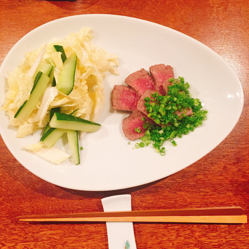 佐賀牛のロースト ネギまみれ 白菜ときゅうりのサラダ添え(コノ花まひろ )