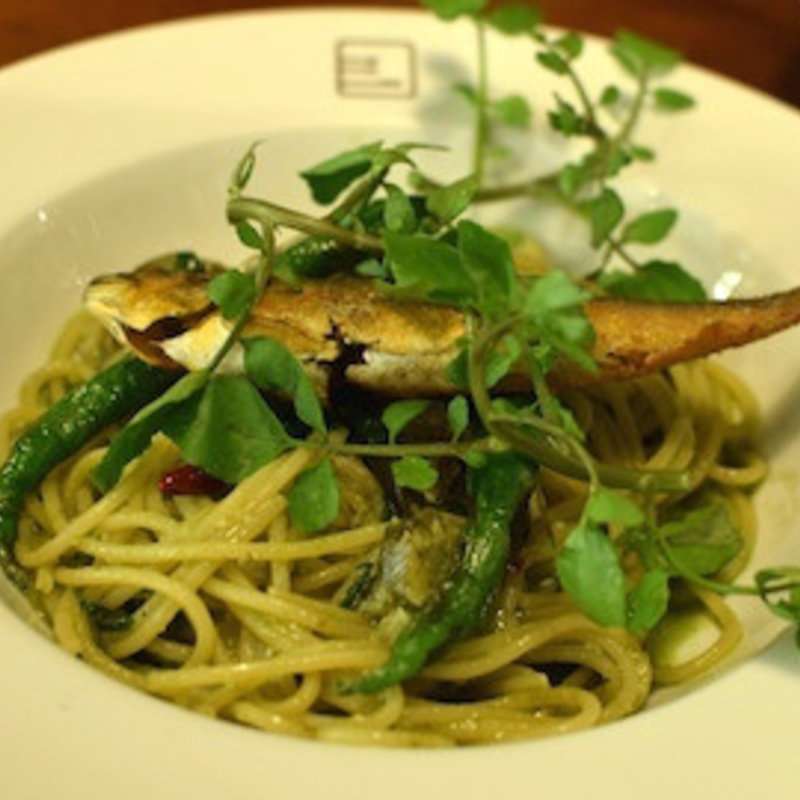 鮎のコンフィーと甘長唐辛子・クレソンのパスタ(ビストロシロ)